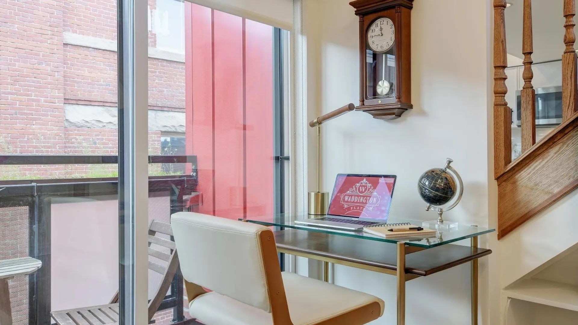 Victoria'S Parliamentary Suite With Private Rooftop Patio & Harbour View Canada