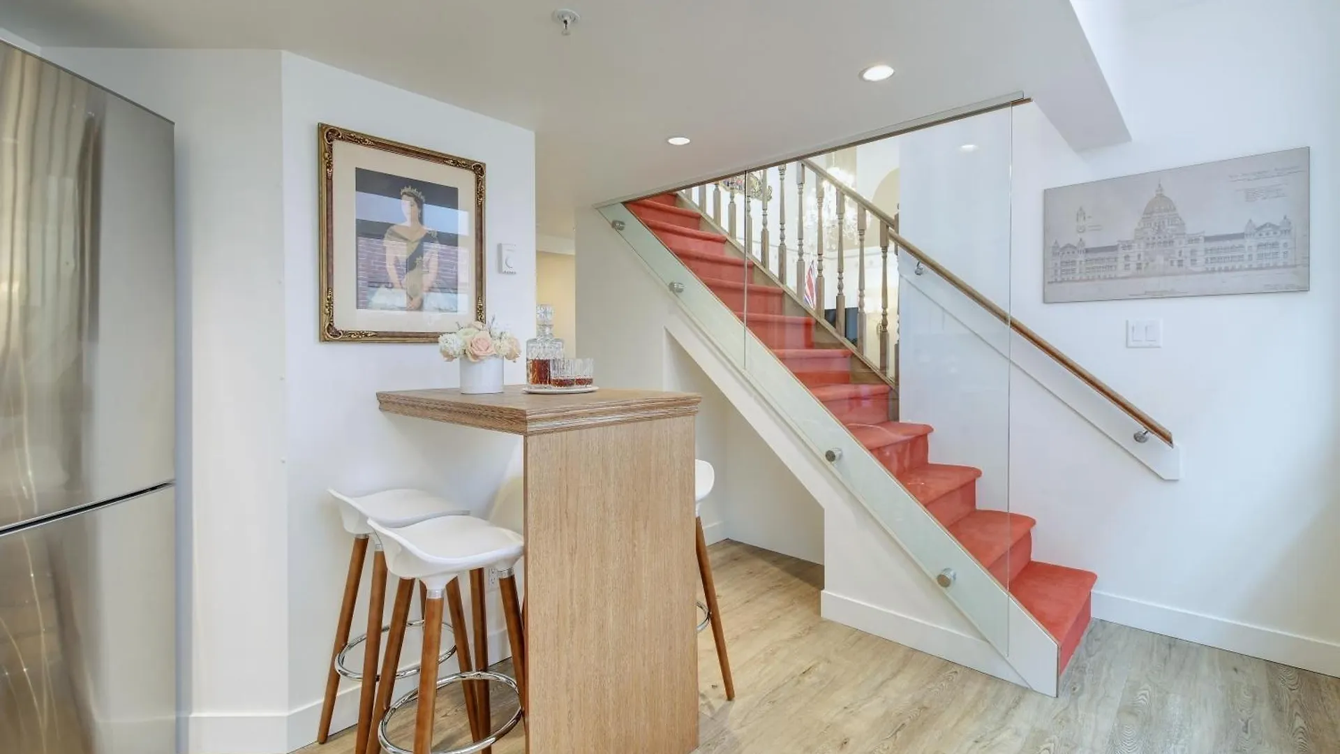 Victoria'S Parliamentary Suite With Private Rooftop Patio & Harbour View