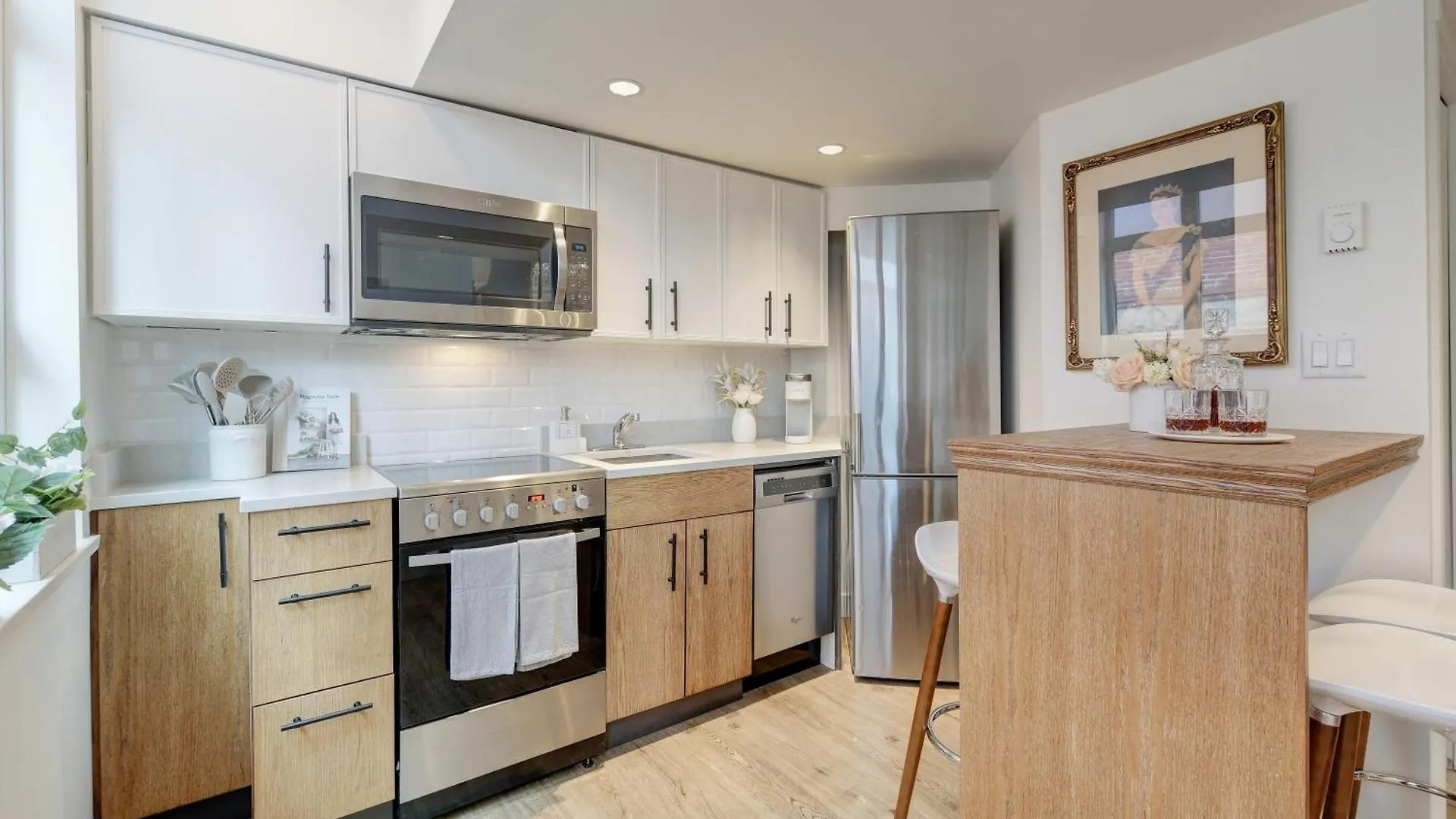 Victoria'S Parliamentary Suite With Private Rooftop Patio & Harbour View Apartment Victoria