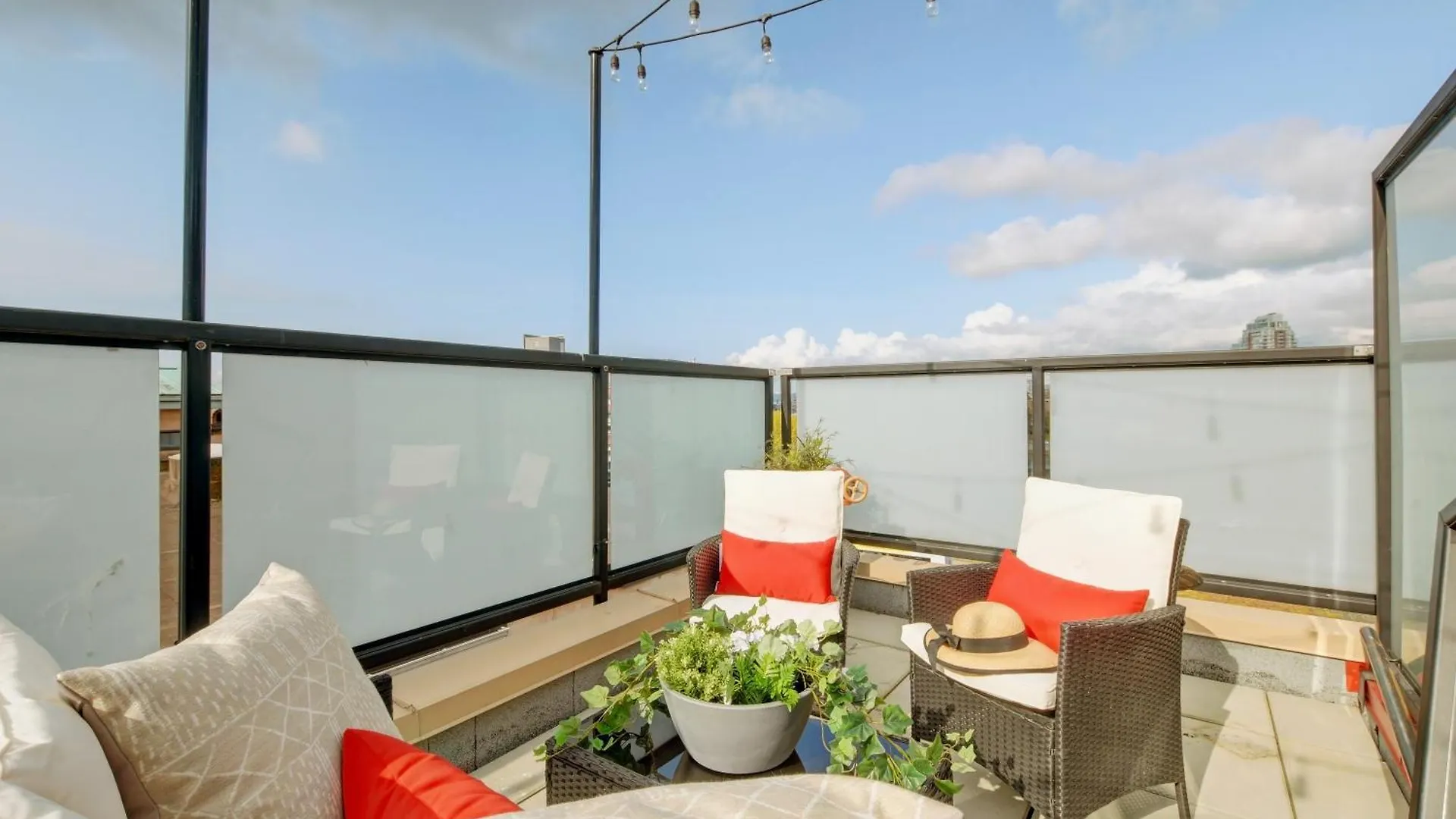 Victoria'S Parliamentary Suite With Private Rooftop Patio & Harbour View