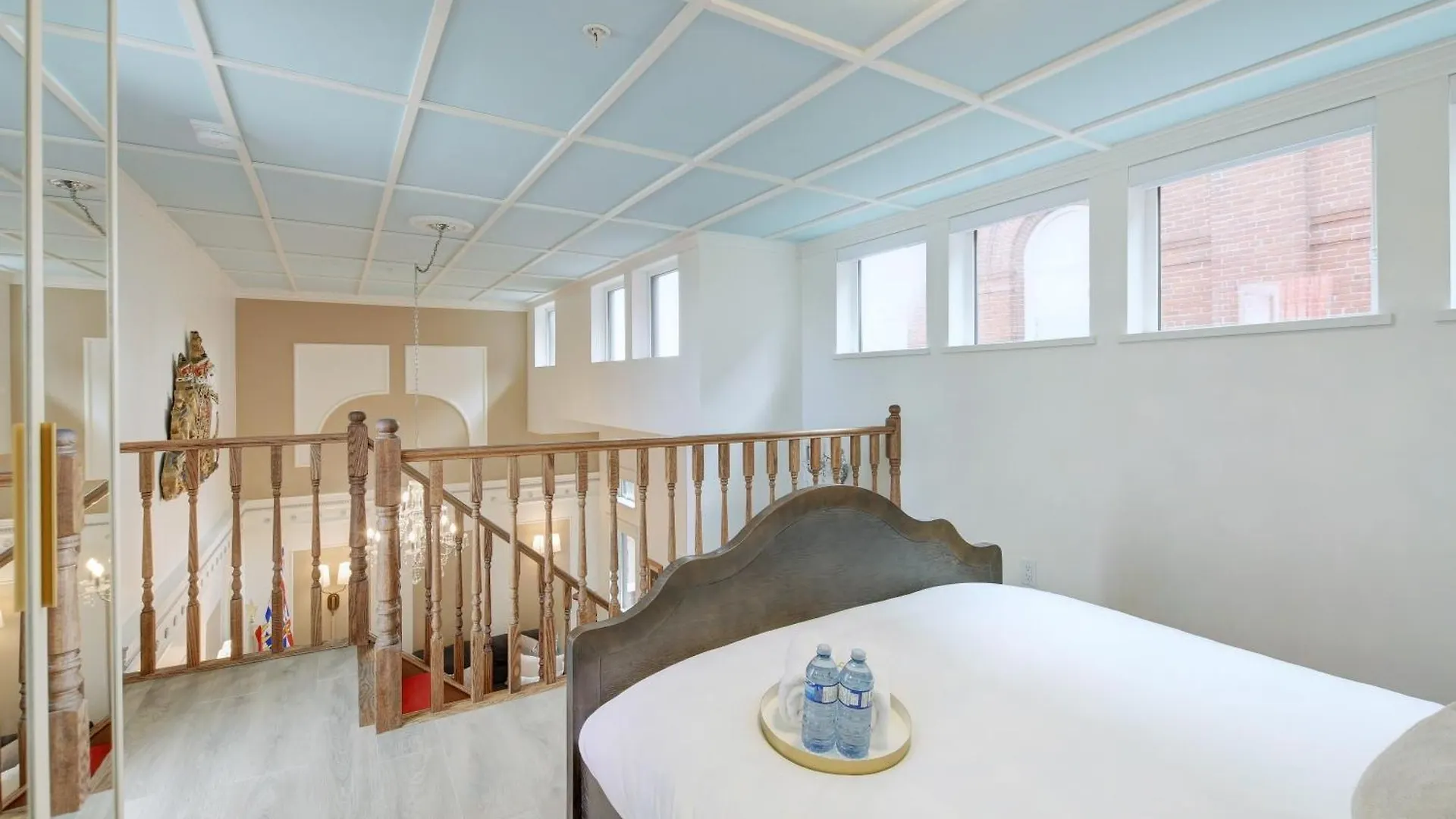 Victoria'S Parliamentary Suite With Private Rooftop Patio & Harbour View Victoria
