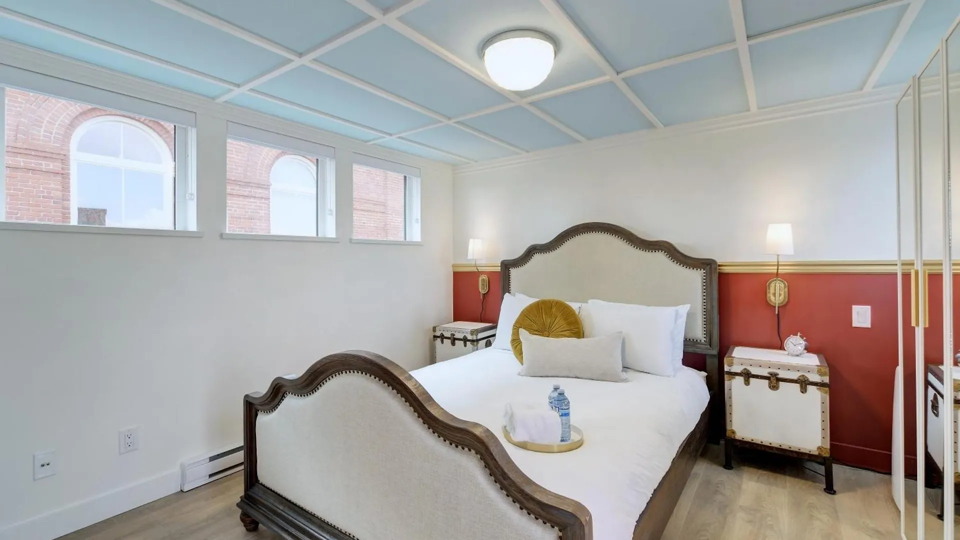 Victoria'S Parliamentary Suite With Private Rooftop Patio & Harbour View Victoria
